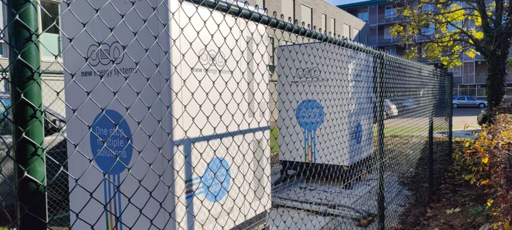Twee SOFAR PowerMagic EOS-systemen – geavanceerde energieopslag voor zakelijke toepassingen, geleverd door New Energy Systems.