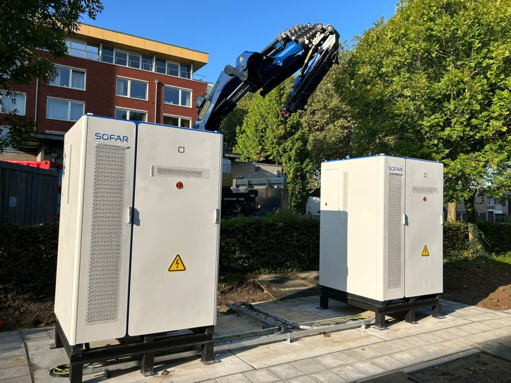 Twee SOFAR PowerMagic EOS-systemen – geavanceerde energieopslag voor zakelijke toepassingen, geleverd door New Energy Systems.