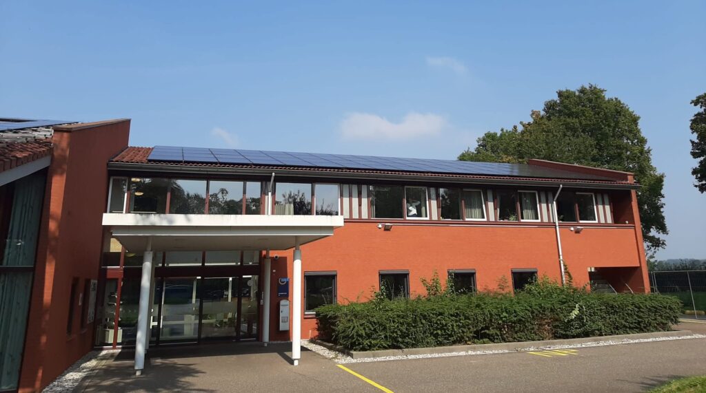 Installatie van 650 JA Solar zonnepanelen op het dak van zorginstelling Envida in Maastricht