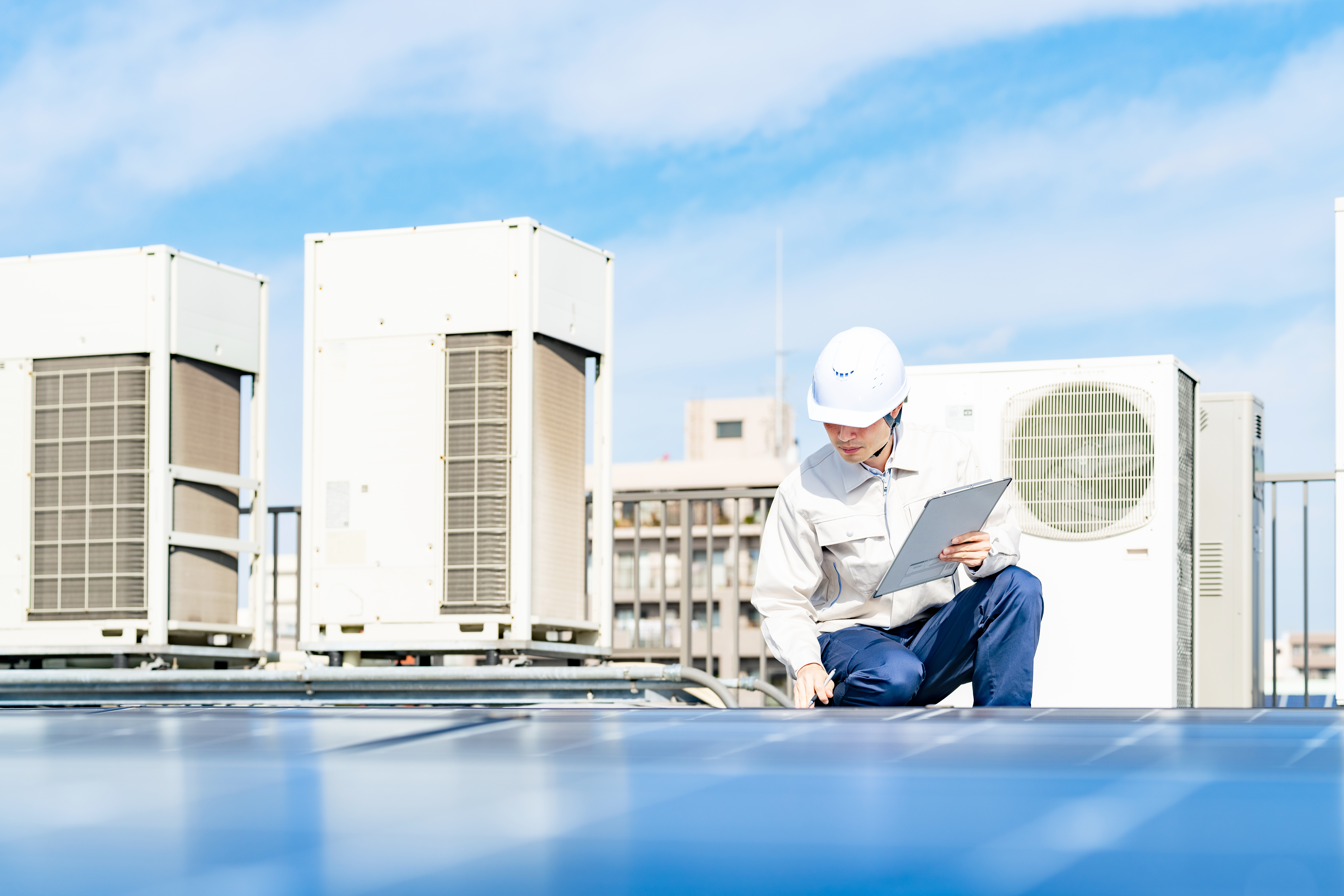 Engineer voert een inspectie uit op zonnepanelen voor efficiënte zonne-energieopwekking.