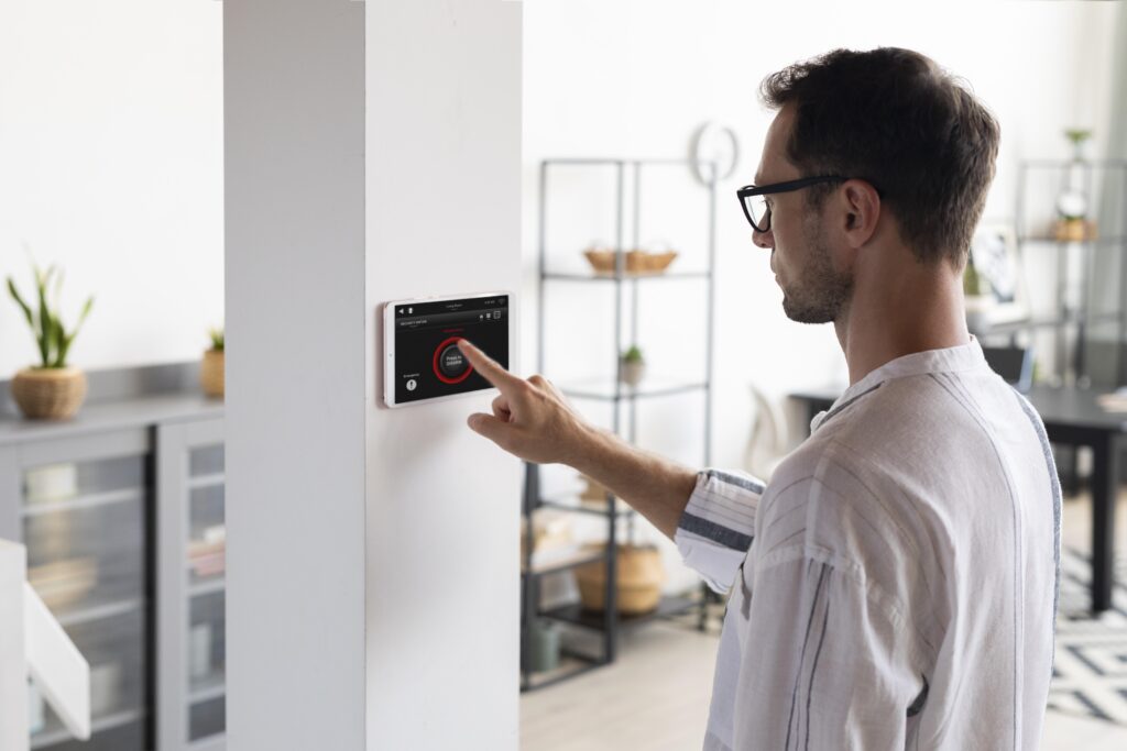 Man bedient slimme thermostaat in huis voor optimaal energiebeheer via Slimmerik van New Energy Systems.
