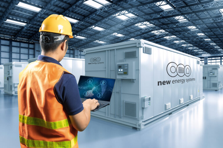 Technisch specialist beheert energieopslagcontainer van New Energy Systems – geïntegreerde oplossing met Edmij dynamisch energiecontract