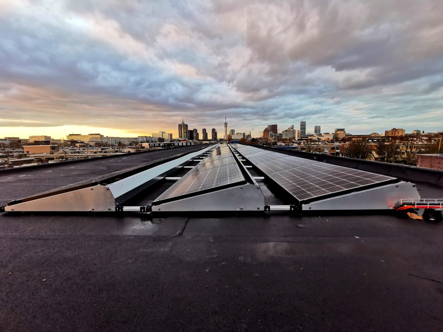Zonnepanelen op bedrijfsdak bij zonsondergang – zakelijke energieopwekking met ondersteuning van New Energy Systems en subsidies