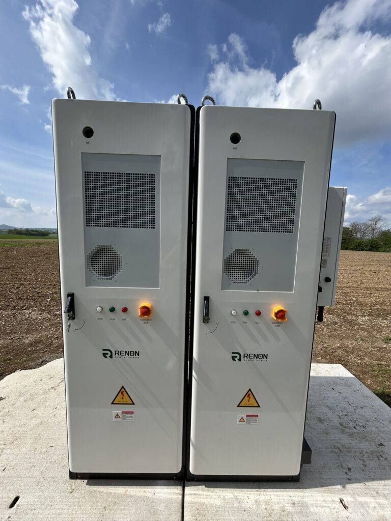 Frontaal zicht op de RENON POWER Ecube 50/120 batterijopslagoplossing