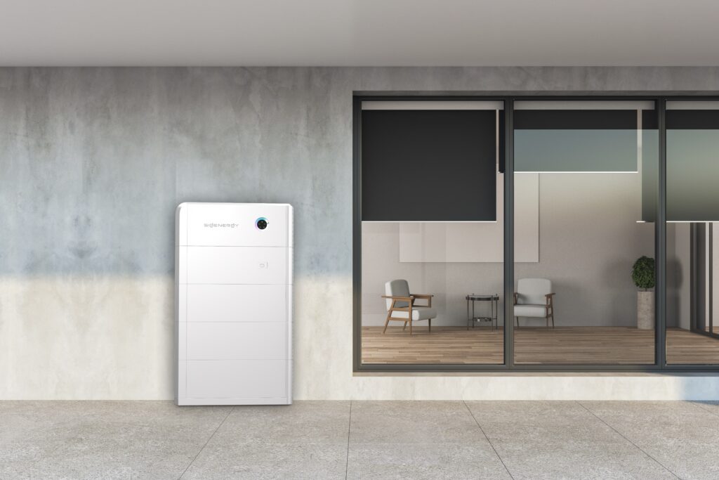 Sigenergy thuisbatterij gemonteerd tegen buitenmuur van woning