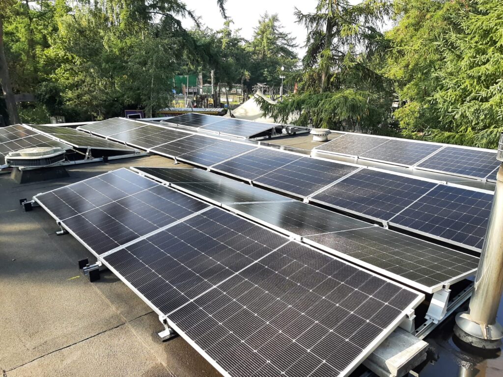 Dak met 48 zonnepanelen van New Energy Systems bij Het Blote Voetenpark in Brunssum