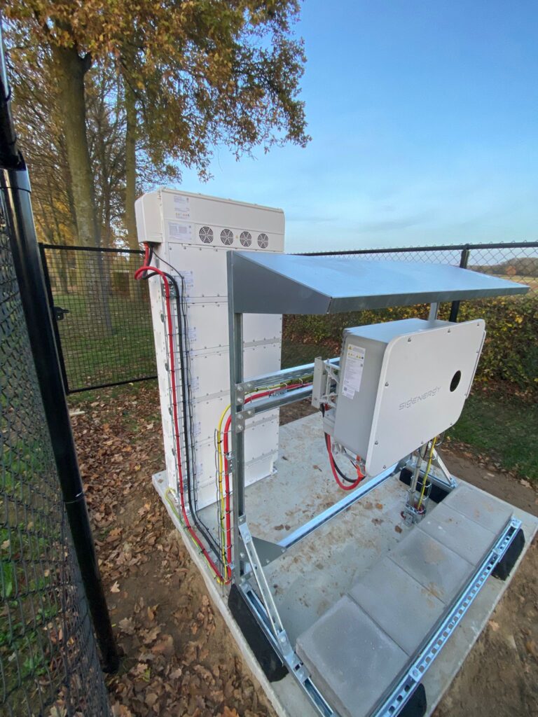 Sigenergy Sigenstack batterijopslagsysteem met omvormer en bekabeling, geplaatst op de locatie Envida Grubbenveld in Maastricht.