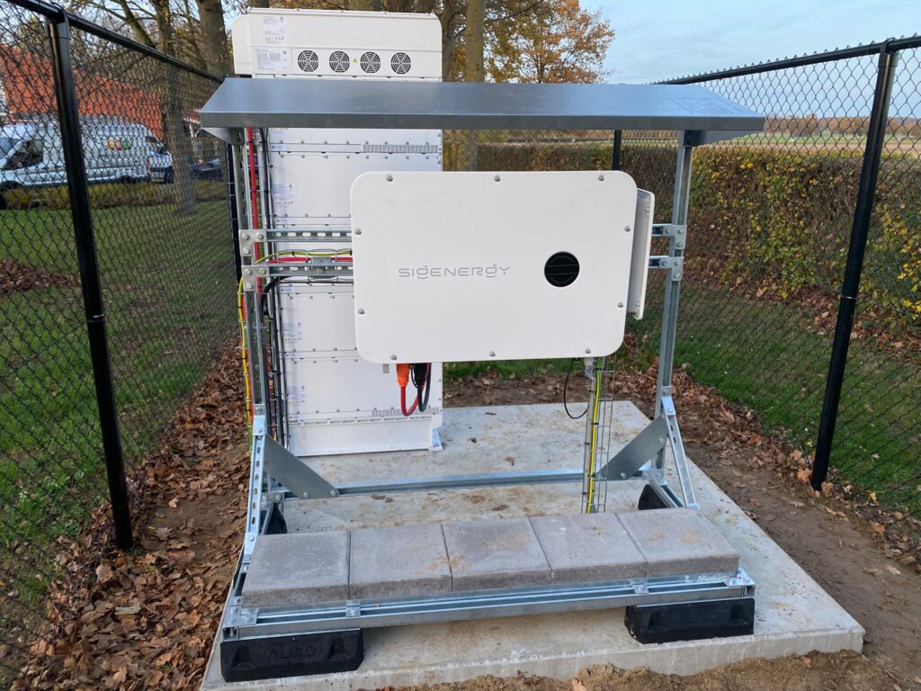 Frontview van Sigenergy Sigenstack batterijopslag met omvormer en kabelroutering op betonnen fundatie bij Envida Grubbenveld.