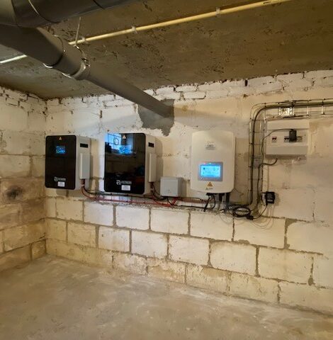 Installatie van twee Renon thuisbatterijen met Solis omvormer en Slimmerik energiebeheer in kelderruimte in Valkenburg