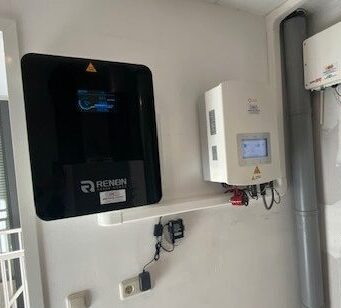 Renon Xcellent thuisbatterij met Solis omvormer en Slimmerik energiebeheer geïnstalleerd in meterkast in Herten