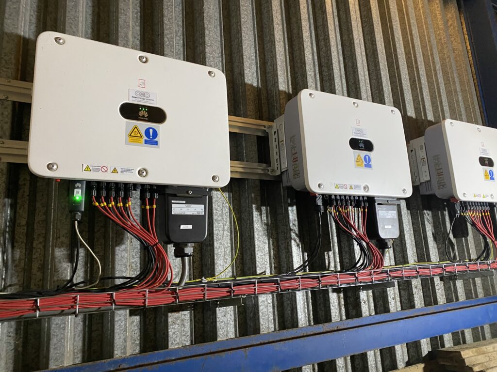 Omvormers voor het zonnestroomsysteem van project Van Wijk Lelystad, geïnstalleerd door New Energy Systems.
