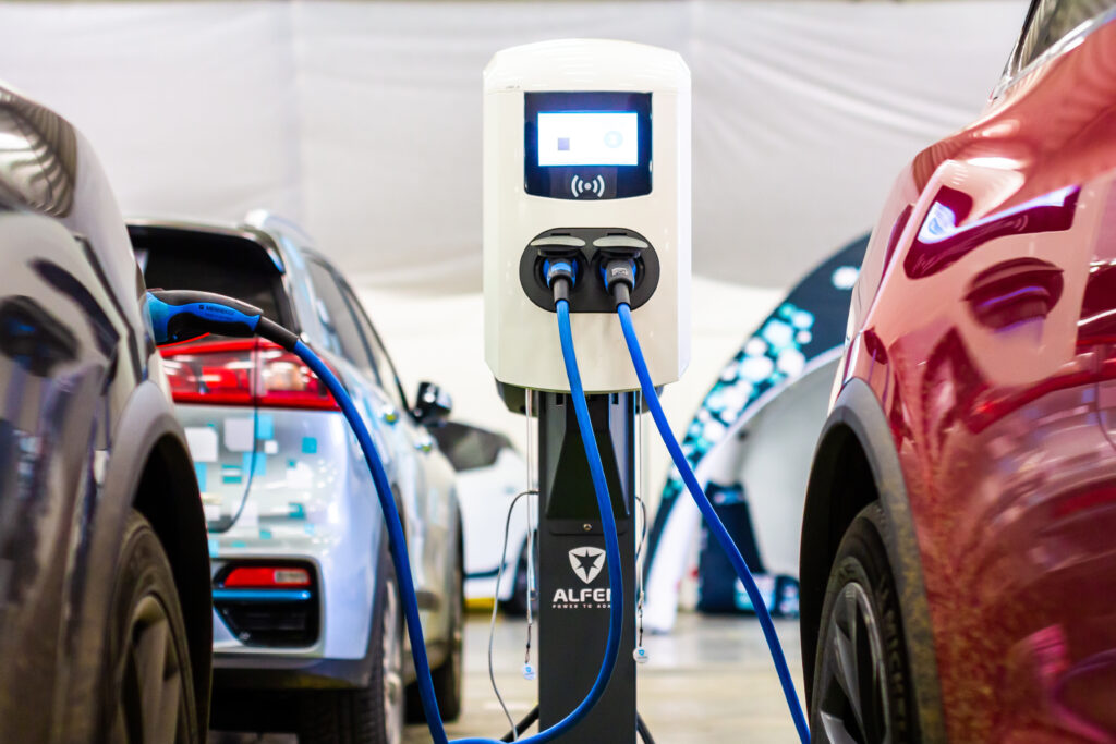 Laadpaal met elektrische auto’s voor slim en duurzaam laden.
