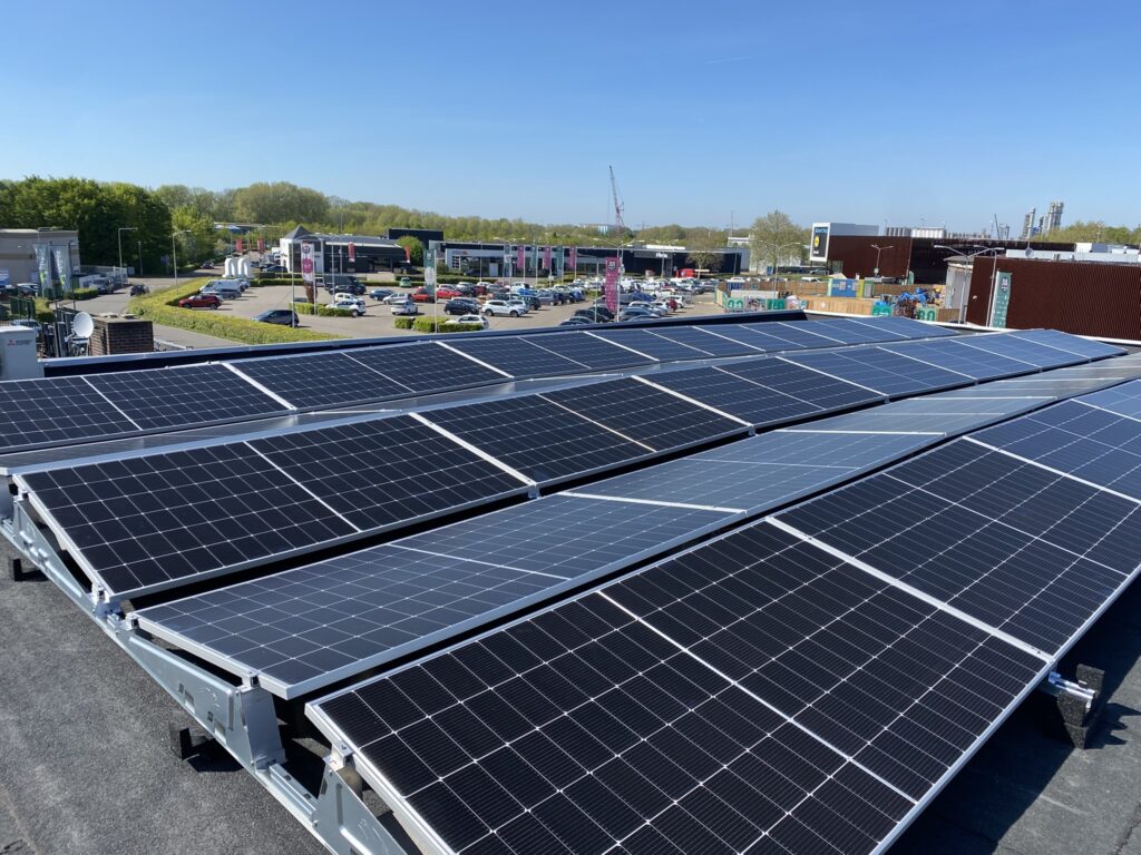 Zonnepanelen op het dak van Gatto Mosacisti voor duurzame opwek van zonne-energie.