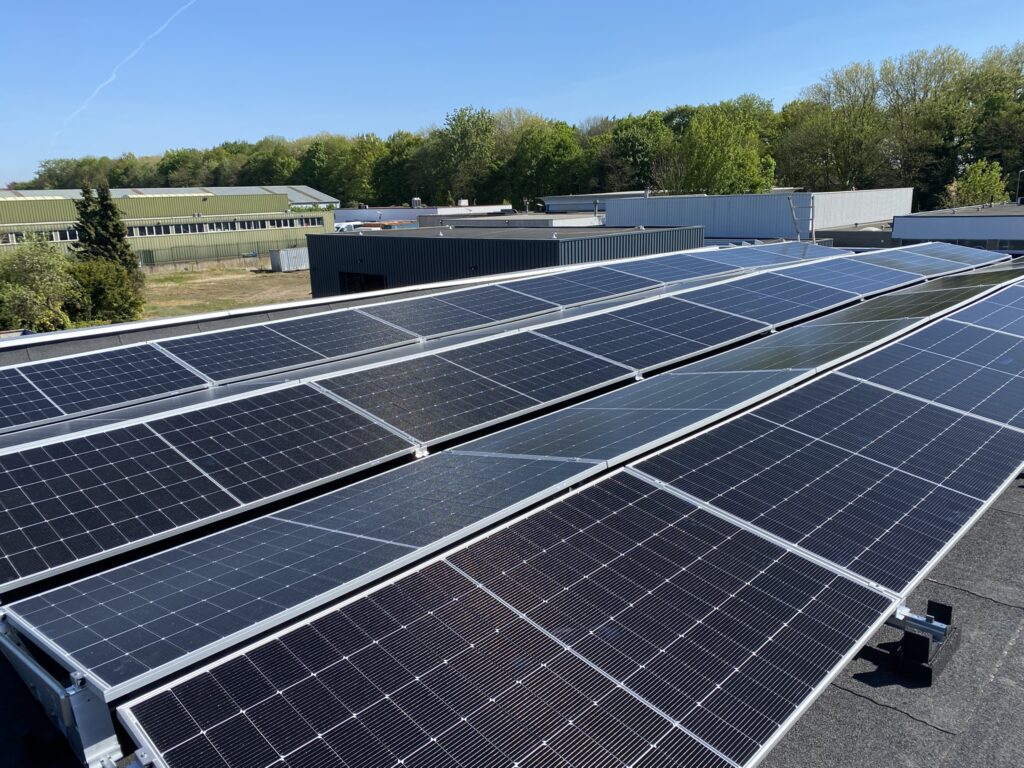 Zonnepanelen op het dak van Gatto Mosacisti voor duurzame opwek van zonne-energie.