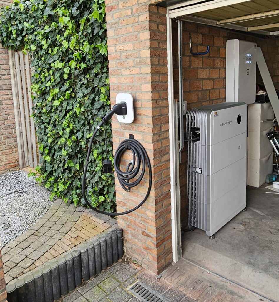 Sigenergy thuisbatterij in garage bij een particuliere woning, gecombineerd met een laadpunt voor slim energiegebruik.